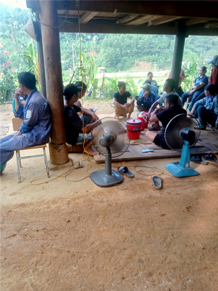 Hỗ trợ ngày công giúp các gia đình hội viên bị sạt lở vào nhà sau cơn bão số 3