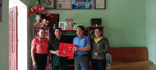 Hội Nông dân xã Đồng Trung tặng quà gia đình thương binh liệt sĩ nhân ngày 27/7