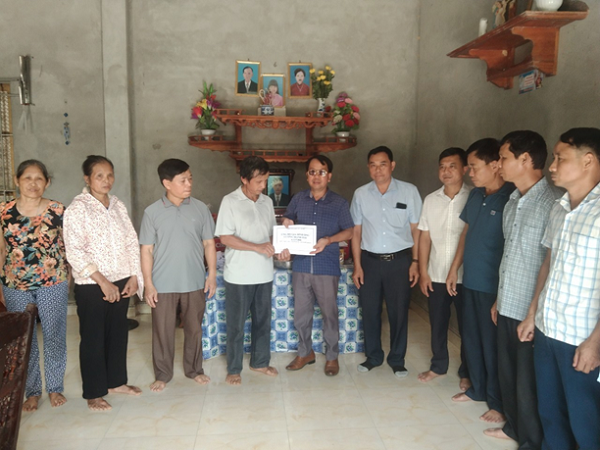 Hội Nông dân xã Vân Du (Đoan Hùng) hỗ trợ gia đình có hoàn cảnh khó khăn