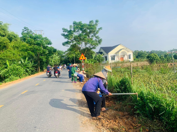 Chi hội nông dân khu Gai Hạ, xã Bình Phú phối hợp ra quân vệ sinh môi trường, trồng hoa và cây xanh