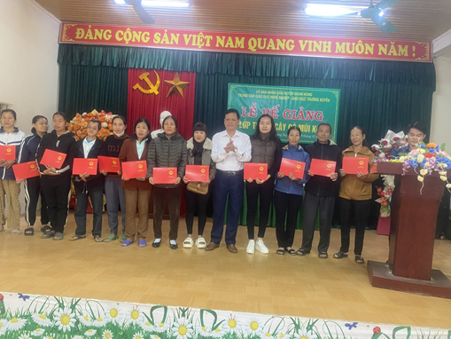 Xã Hùng Xuyên, huyện Đoan Hùng Bế giảng lớp nghề trồng cây có múi