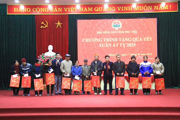 Hội Nông dân tỉnh tặng 120 suất quà tết cho hội viên nông dân nghèo