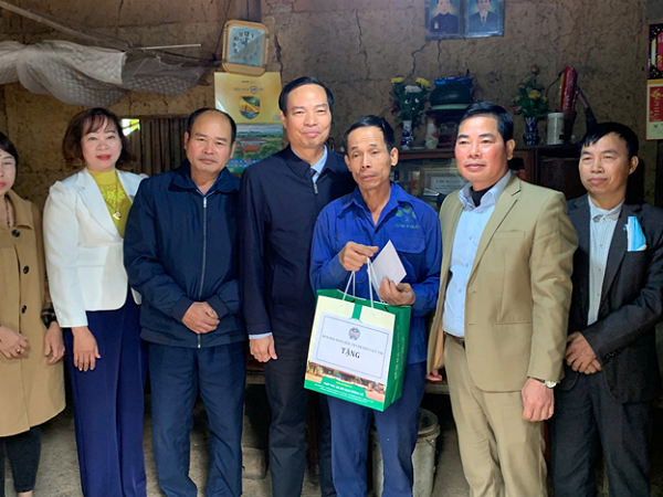 HỘI NÔNG DÂN THÀNH PHỐ TẶNG QUÀ TẾT CHO  HỘI VIÊN NÔNG DÂN NGHÈO KHÓ KHĂN