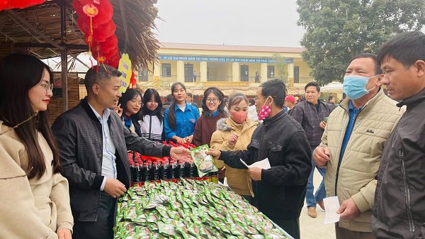 Phiên Chợ Xuân Ất Tỵ 2025 đến với hội viên  Nông dân huyện Phù Ninh