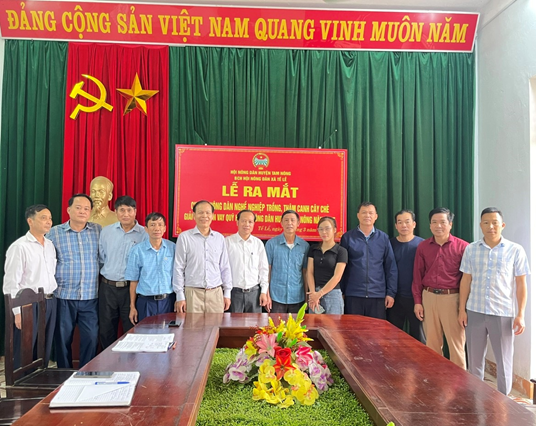 Tam Nông: Ra mắt Chi hội Nông dân nghề nghiệp trồng thâm canh cây chè và  giải ngân vốn Quỹ hỗ trợ nông dân huyện Tam Nông năm 2025