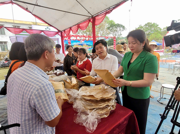 Khai mạc phiên chợ quảng bá, kết nối tiêu thụ sản phẩm OCOP và nông sản an toàn Đợt 1 năm 2025 tại huyện Thanh Sơn 