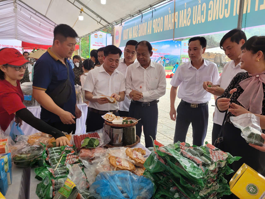 Khai mạc Phiên chợ quảng bá, xúc tiến thương mại, kết nối cung cầu sản phẩm OCOP và nông sản an toàn