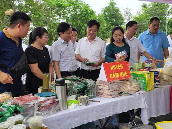 Phiên chợ quảng bá, xúc tiến thương mại, kết nối cung cầu sản phẩm OCOP và nông sản an toàn năm 2025