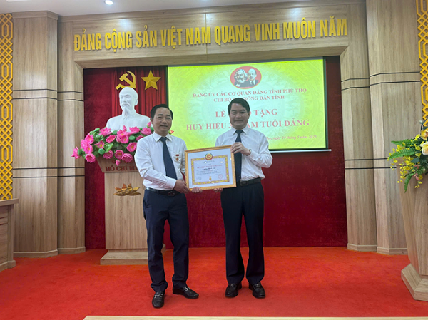 Chi bộ Hội Nông dân tỉnh tổ chức trao tặng Huy hiệu 30 năm tuổi Đảng
