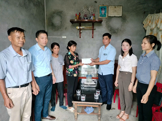 Hội Nông dân xã Yên Kỳ đã phối hợp với các đoàn thể thăm hỏi, động viên và tặng quà các gia đình chính sách trên địa bàn