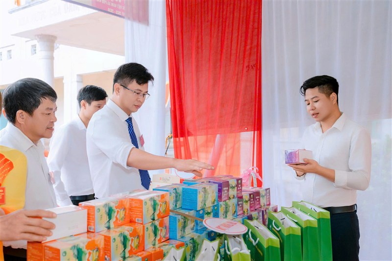 Chàng nông dân trẻ với niềm đam mê xây dựng sản phẩm trà hoa đu đủ đực, xạ đen tía đạt tiêu chuẩn ocop 4 sao