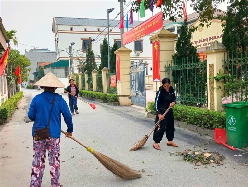 Hội Nông dân xã Tam Hồng ra quân tổng vệ sinh môi trường chuẩn bị Ngày bầu cử