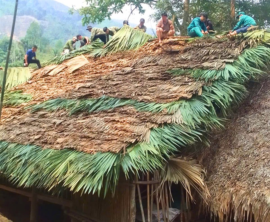 Hội viên nông dân xã Cao Sơn chung tay khắc phục hậu quả lốc xoáy