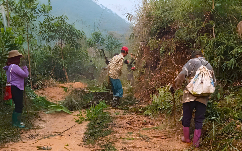 Chi hội Nông dân thôn Tát, xã Cao Sơn ra quân vệ sinh môi trường