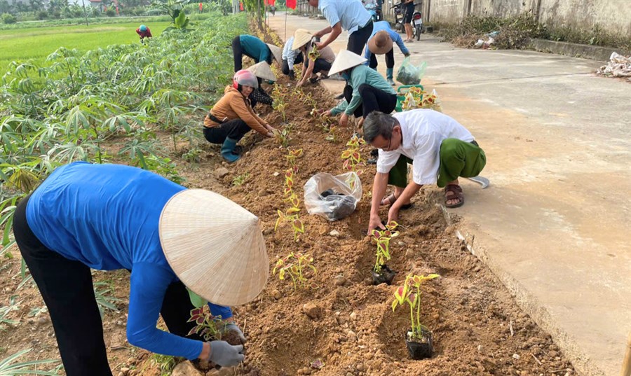 Hội Nông dân xã Vạn Xuân tham gia trồng hoa tuyến đường vào khu di tích đền thờ Vua Lý Nam Đế