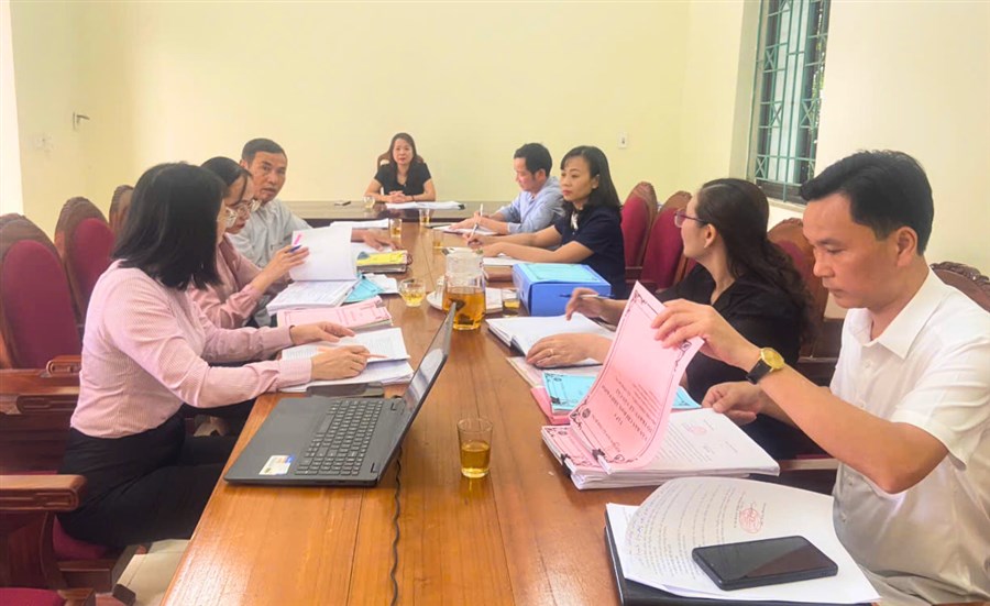 Đoàn công tác Hội Nông dân tỉnh kiểm tra hoạt động nhận ủy thác cho vay hộ nghèo và các đối tượng chính sách khác tại xã Vĩnh Hưng do Hội Nông dân xã quản lý