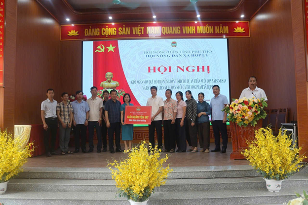Hội Nông dân xã Hợp Lý tổ chức Hội nghị giải ngân vốn vay Quỹ Hỗ trợ nông dân và ra mắt Tổ Hội Nông dân nghề nghiệp liên kết chăn nuôi gà thương phẩm