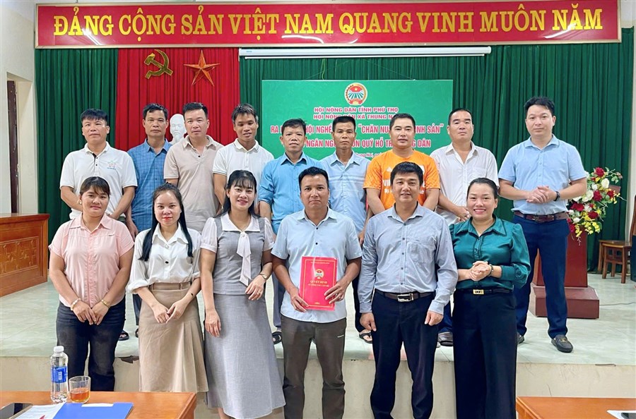 Hội Nông dân xã Thung Nai ra mắt Tổ Hội Nông dân nghề nghiệp Chăn nuôi lợn sinh sản và giải ngân nguồn vốn Quỹ Hỗ trợ nông dân
