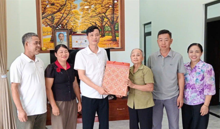 Hội Nông dân xã Tu Vũ thăm hỏi, tặng quà hội viên nông dân là thương, bệnh binh, gia đình chính sách và Mẹ Việt Nam Anh hùng
