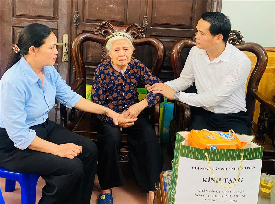 Hội Nông dân phường Vĩnh Phúc thăm hỏi và tặng quà tri ân các gia đình có công với cách mạng nhân dịp 27/7
