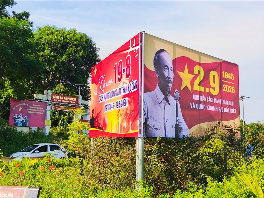 Nông dân Phú Khê tích cực chỉnh trang cảnh quan chào mừng Quốc khánh