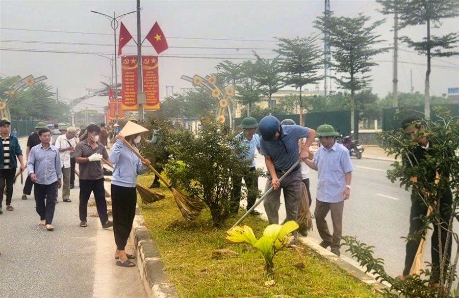 Nông dân xã Thanh Thủy ra quân vệ sinh môi trường chào mừng Quốc khánh 2/9