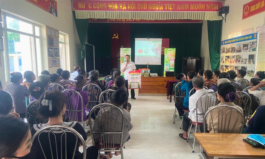 Hội Nông dân xã Vĩnh Hưng đưa kỹ thuật sử dụng phân bón đến hội viên