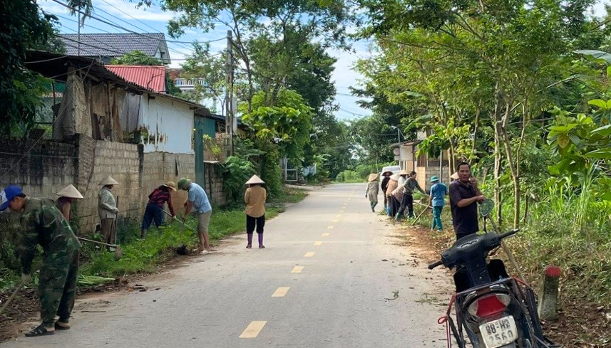 Hội Nông dân xã Thái Hòa trồng đường hoa chào mừng 96 năm Ngày thành lập Hội