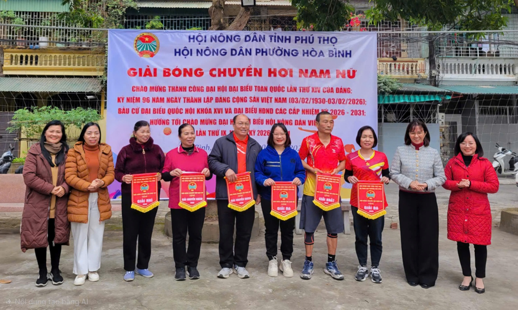 (Lãnh đạo BTT UBMTTQ Việt Nam phường chụp ảnh lưu niệm cùng đại diện các đội)